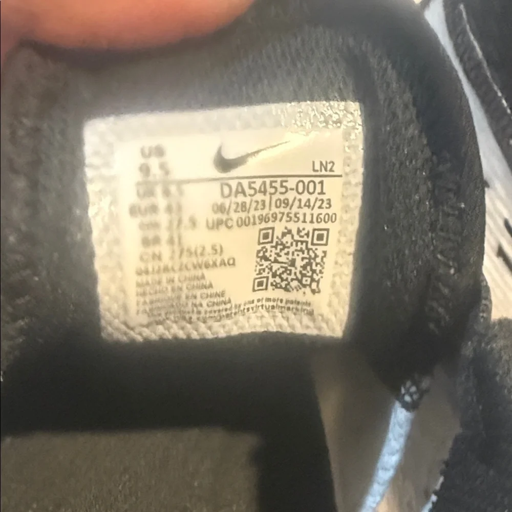Nike Black and White Athletic Shoes - Picture 10 of 10